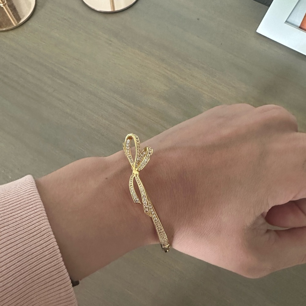 Elegant Gold Bow Bracelet